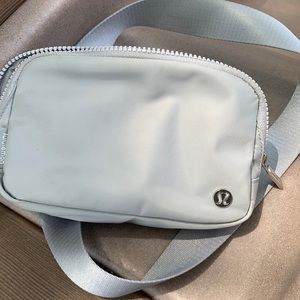 Lululemon Everywhere Belt Bag (Silver)